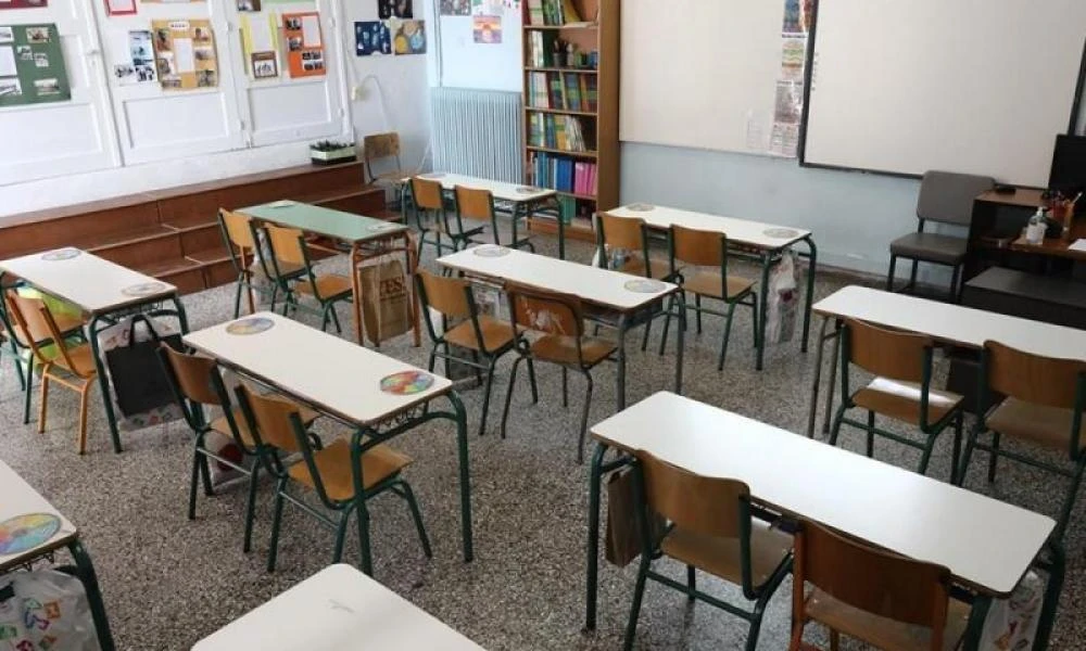 Φθιώτιδα: Έπεσε τμήμα ψευδοροφής στο Λύκειο του Δομοκού (Εικόνες)